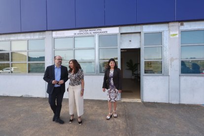 Marco Morala con Ivelisse Martínez ante la oficina.