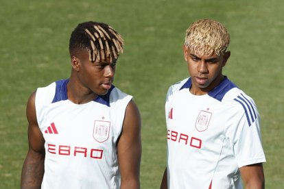 Nico Williams y Lamine Yamal, durante el entrenamiento de ayer de la selección española.