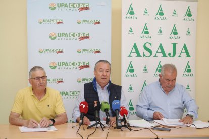 Los máximos responsables autonómicos de la Alianza UPA-COAG, Aurelio González y Lorenzo Rivera, y de Asaja, Donaciano Dujo, informan sobre la protesta que a nivel nacional tendrá lugar este miércoles, 4 de junio, en Madrid, donde ambas organizaciones reclamarán con urgencia actuaciones debido a la situación crítica que atraviesan los cerealistas.