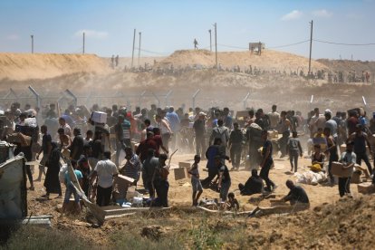 Palestinos transportan suministros de ayuda recibidos de la Fundación Humanitaria de Gaza, respaldada por Estados Unidos, a través de una zona conocida como el Corredor de Netzarim, centro de la Franja de Gaza, 29 de mayo de 2025. EFE/EPA/HAITHAM IMAD.