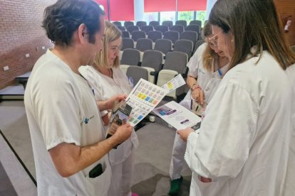 Equipo de enfermería con documentación sobre la charla.