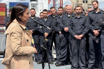 Margarita Robles visita la fragata Cristobal Colón ayer, en Dublín.