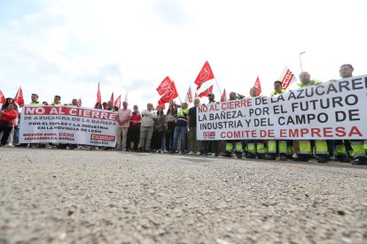 Concentración de trabajadores contra el cierre de la planta Azucarera de La Bañeza