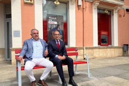 El alcalde y el director territorial, en uno de los bancos frente a una sucursal del Santander.