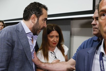 Víctor de Aldama irrumpe en el acto de Leire Díez.