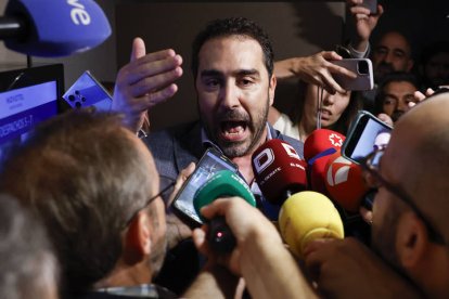 El empresario Víctor de Aldama (c), investigado en el caso Koldo, se dirige a los medios tras su aparición este miércoles durante la comparecencia ante la prensa de la militante del PSOE Leire Díez en la que ha asegurado que "ha mentido en todo". EFE/ Chema Moya