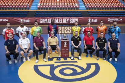 Los entrenadores y capitanes de los ocho equipos finalistas de la Copa del Rey posan en la tradicional foto de familia.