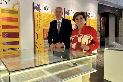 El alcalde y la concejala de Cultura ante una vitrina con facsímiles de los Decreta.