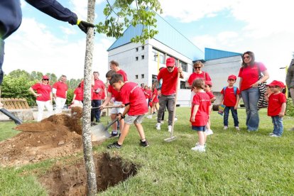 Un grupo de niños participó en la plantación en el campus.