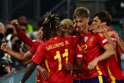 Lamine Yamal es felicitado por sus compañeros tras anotar su segundo gol ante Francia.