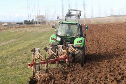 Un tractor realiza labores de arado en un campo de León.