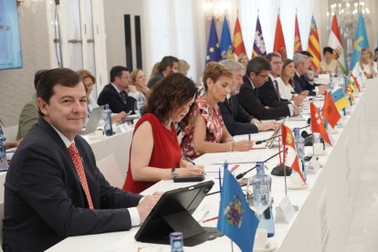 El presidente de la Junta de Castilla y León, Alfonso Fernández Mañueco, junto a la presidenta de Madrid, Isabel Díaz Ayuso, en la XXVIII Conferencia de Presidentes Autonómicos.