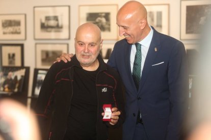 Mauricio Peña tras recibir la insignia de manos del alcalde.