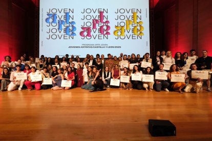 Foto de familia de la entrega de premios del certamen Arte Joven.