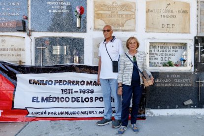 Saturnino, el sobrino nieto de Emilio Pedrero, con su esposa Amparo en el cementerio.