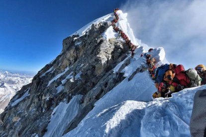 La arriesgada ascensión al Everest se ha convertido en una atracción de turismo de riesgo en el que los sherpas son los grandes olvidados y la mayoría de las víctimas.