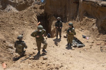 El Ejército israelí mostró este domingo en una visita organizada para la prensa internacional a Gaza un túnel hallado bajo el Hospital Europeo de Jan Yunis (sur) en el que dijo haber recuperado el cadáver de Mohammed Sinwar, al que califica como líder de Hamás en la Franja y cuya muerte ya había anunciado el primer ministro, Benjamín Netanyahu, el pasado 28 de mayo. EFE Magda Gibelli