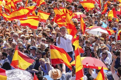 El líder del PP, Alberto Núñez Feijóo, interviene en la concentración convocada por su formación.