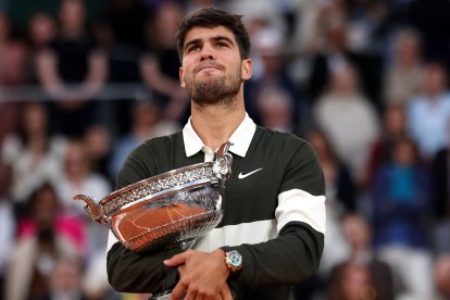 Alcaraz conquista Roland Garros tras una final legendaria ante Sinner. EFE