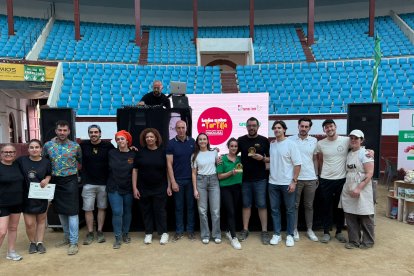 Foto de familia de los diez concursantes finalistas.