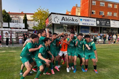 Formación del Atlético Astorga que se apuntó el trofeo juvenil de la capital maragata.