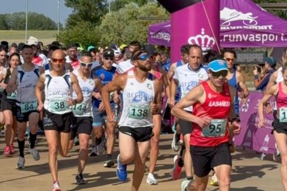 Momento de la salida de la carrera popular Peregrino Entrecepas-Bodegas Gordonzello