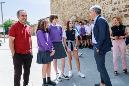 Tres de las cinco autoras de la obra instalada en Puerta Castillo, junto a Carlos Cuenllas, Eduardo Diego y Eva Merino.