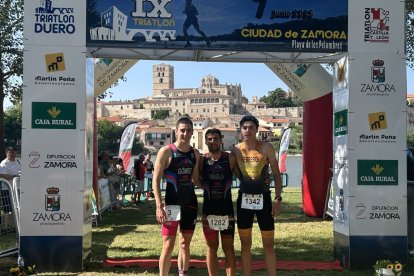 Kevin Viñuela, en el centro, se apuntó el Triatlón de Zamora.