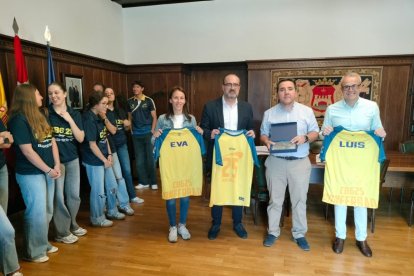 Morala junto a dos ediles y la representación del CB 6,25.