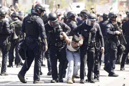 Imagen de la Guardia nacional con una detenida.