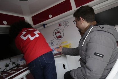 Un joven se hace una prueba durante una campaña de Cruz Roja en León.