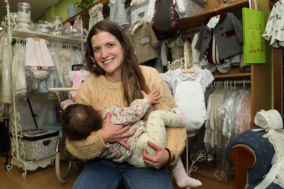 Una mujer da el pecho a su bebé.