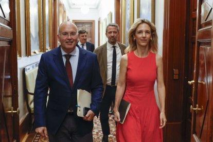 El portavoz del PP, Miguel Tellado junto a la diputada Cayetana Álvarez de Toledo.
