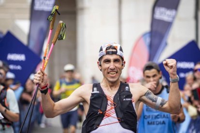 Pablo Villa celebra su victoria al cruzar la línea de meta.