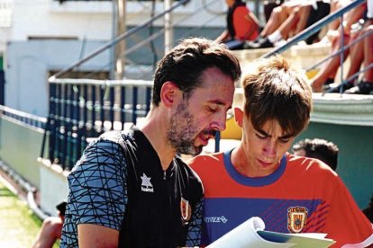 Alberto Labrador da instrucciones a un jugador.