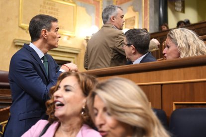 (I-D) El presidente del Gobierno, Pedro Sánchez, el secretario de organización del PSOE, Santos Cerdán,, en el Congreso de los Diputados, a 11 de junio de 2025, en Madrid (España).