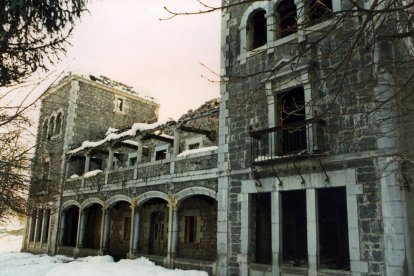 Una imagen de archivo y con nieve del Palacio de los Allende.