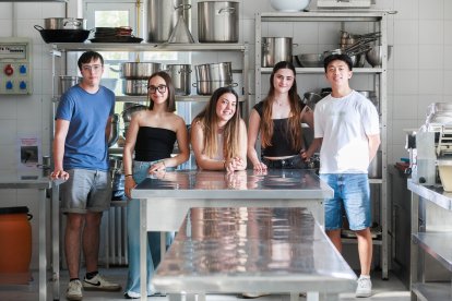 Los cinco estudiantes del CIFP Ciudad de León en la cocina del área de Hostelería y Turismo en San Cayetano.