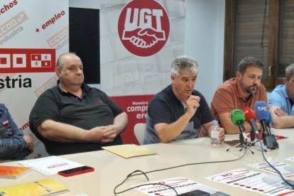 El presidente del comité de Empresa de la Azucarera de La Bañeza (León), Benigno Pérez (centro), acompañado por otros representantes sindicales.