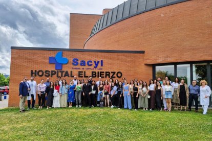 Foto de familia de los nuevos residentes.