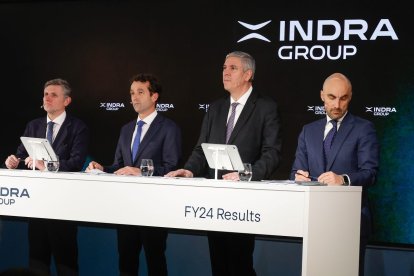 El presidente de Indra, Ángel Escribano y el consejero delegado, José Vicente de los Mozo.