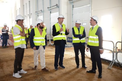 Los consejeros visitaron ayer las obras del centro logístico de Dia en el polígono de Villadangos.