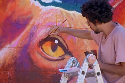 Un artista pintando un mural.