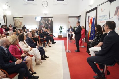 Mañueco presenta el nuevo programa específico para mujeres.