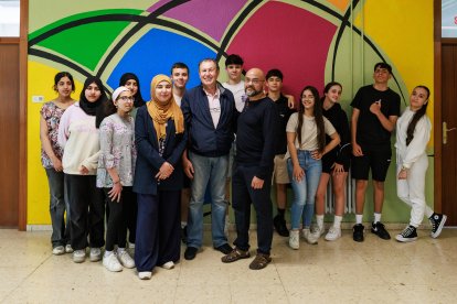Loubna Yacini, Isidoro Herrero y Felipe Portillo, en el vestíbulo del instituto con alumnos de las tres clases de Religión.
