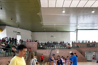 Los niños y las niñas recibieron las correspondientes medallas.