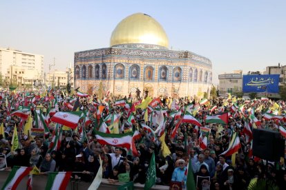 Ciudadanos iraníes asisten a una manifestación antiisraelí en Teherán.