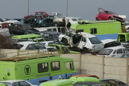 Aspecto de un desguace de coches.