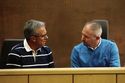 Vicente Álvarez y Jorge Pérez, en uno de sus 26 plenos.