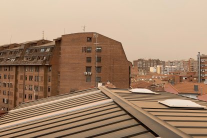 Archivo - Presencia de polvo sahariano en suspensión en Valladolid.